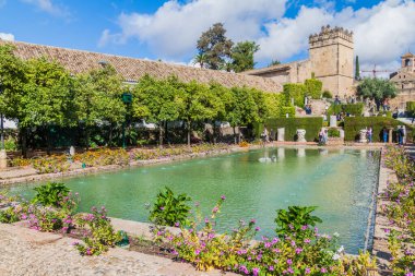 Cordoba, İspanya - 5 Kasım 2017: İnsanlar Cordoba, İspanya 'da Alcazar de los Reyes Cristianos' u ziyaret etti