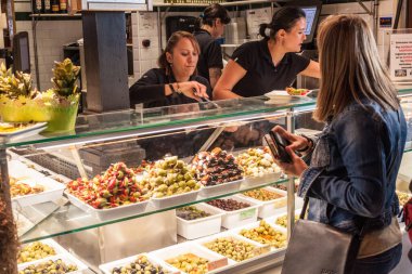 Madrid, İspanya - 21 Ekim 2017: Madrid 'deki Mercado de San Miguel pazarında gıda tezgahı.