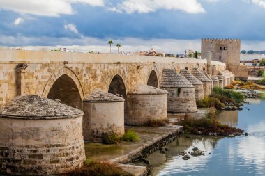 İspanya, Cordoba 'daki Roma Köprüsü manzarası