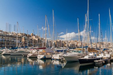 Birgu, Malta - 7 Kasım 2017: Senglea ve Birgu kasabaları arasında tekneler, Valletta arka planda.