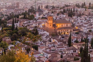 Gün batımında Salvador Kilisesi ile Granada 'nın hava manzarası, İspanya.