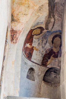 Vardzia, Gürcistan - 14 Temmuz 2017: Vardzia mağara manastırındaki kilise resimleri Gürcistan 'daki bir uçuruma oyuldu.