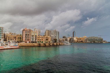 Saint Julians, Malta - 11 Kasım 2017: Malta 'daki Saint Julians kasabasındaki sahil binaları