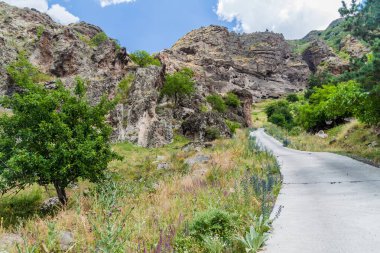 Mağara manastırına giden yol Vanis Kvabebi 'nin Georgia' da bir uçuruma kazıdığı yol.