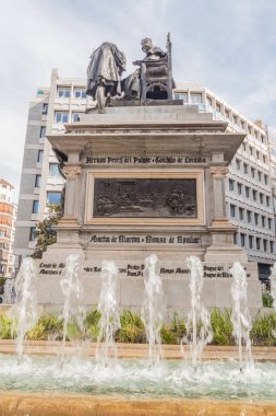 Granada, İspanya - 3 Kasım 2017: Granada 'da Kristof Kolomb ile Kraliçe Isabella' nın heykeli.