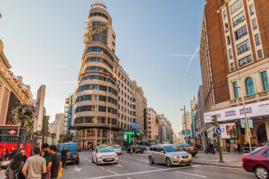 Madrid, İspanya - 21 Ekim 2017: Madrid 'deki Gran Via Caddesi ve Carrion Binası.