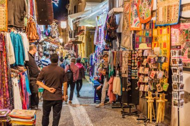 Granada, İspanya - 1 Kasım 2017: Granada 'daki Calle Caldereria Nueva Caddesi' nde çeşitli tezgahlar.