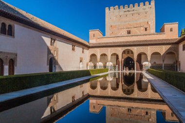 Granada, İspanya 'daki Alhambra' daki Nasrid Sarayı 'nda (Palacios Nazaries) Myrtles Mahkemesi (Patio de los Arrayanes)