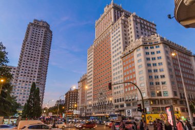 Madrid, İspanya - 24 Ekim 2017: Madrid 'deki Torre de Madrid ve Edificio Espana binaları.