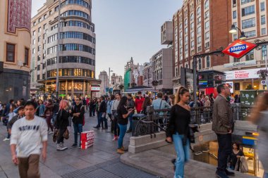 Madrid, İspanya - 21 Ekim 2017: Madrid 'deki Plaza del Callao Meydanı' nda insanlar.