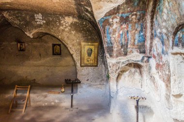 Vardzia, Gürcistan - 14 Temmuz 2017: Vardzia mağara manastırı Gürcistan 'da bir uçuruma oyuldu