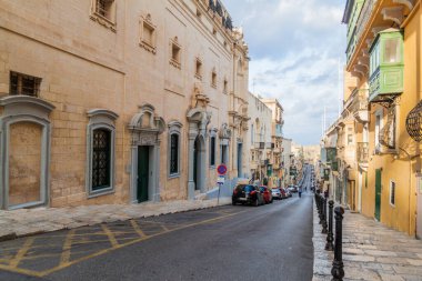 Valletta, Malta - 6 Kasım 2017: Malta 'nın başkenti Valletta' da tipik dar sokak