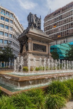 Granada, İspanya - 3 Kasım 2017: Granada 'da Kristof Kolomb ile Kraliçe Isabella' nın heykeli.