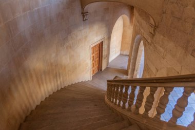 Alhambra, Granada, İspanya 'daki Carlos V sarayının merdivenleri.