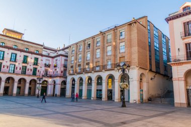 Huesca, İspanya - 29 Ekim 2017: Huesca, İspanya 'daki Plaza Luis Lopez Allue Meydanı.
