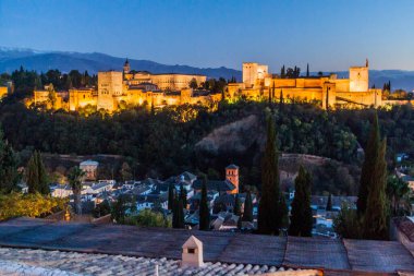 Mirador San Nicolas 'ın Granada, İspanya' daki Alhambra Sarayı manzarası