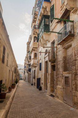 Malta 'nın başkenti Valletta' da tipik dar bir cadde.