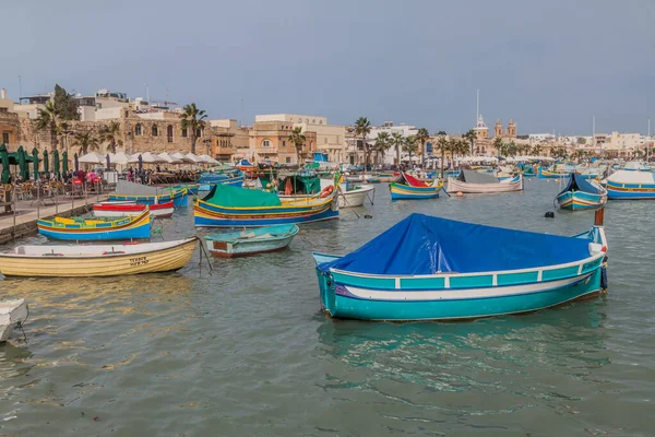 Marsaxlokk, Malta - 12 Kasım 2017: Marsaxlokk kasabasında balıkçı tekneleri, Malta