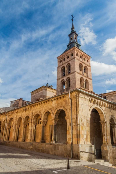 スペインのセゴビアの旧市街にあるサン マルタン教会の眺め — ストック写真