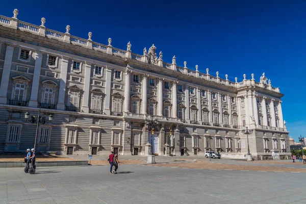 Madrid Spagna Ottobre 2017 Gente Cammina Davanti Palazzo Reale Madrid — Foto Stock