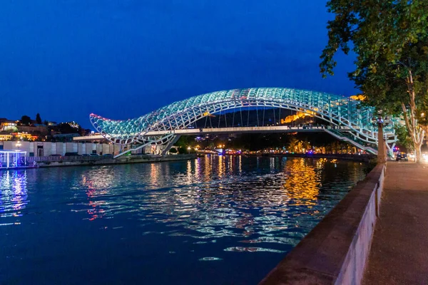 Tiflis Georgien Juli 2017 Abendlicher Blick Auf Die Friedensbrücke Tiflis — Stockfoto