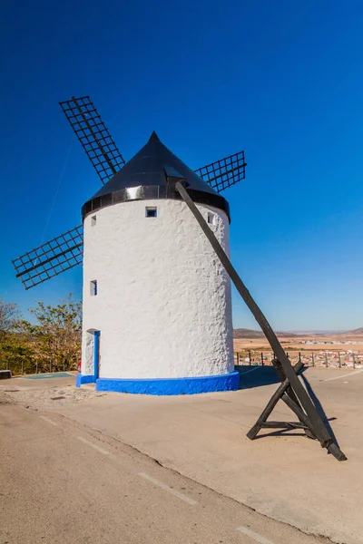 Uno Dei Mulini Vento Situati Nel Villaggio Consuegra Spagna — Foto Stock