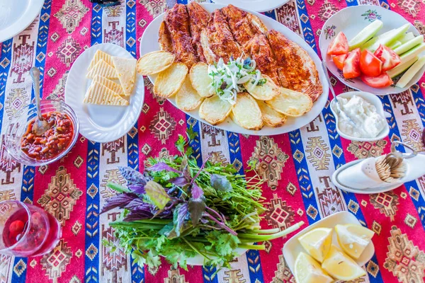 アルメニアのセバン湖近くの地元レストランでの食事 — ストック写真