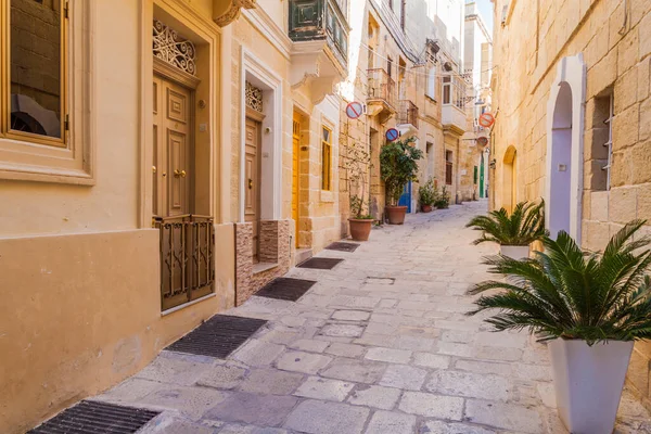 Tipica Strada Stretta Nella Città Birgu Malta — Foto Stock