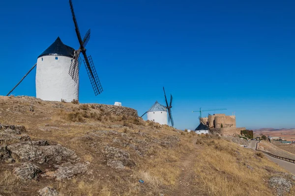 Wiatraki Zamek Wiosce Consuegra Hiszpania — Zdjęcie stockowe