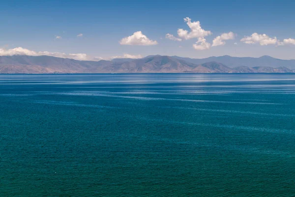 Βουνά Και Λίμνη Σεβάν Στην Αρμενία — Φωτογραφία Αρχείου