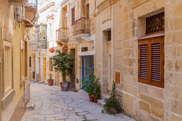 Birgu şehrinin tipik dar sokakları, Malta