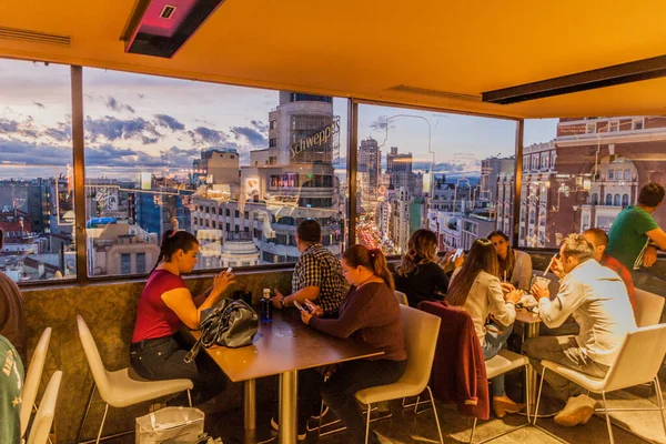 Madrid Spain October 2017 People Bar Corte Ingles Building Observing — Stock Photo, Image