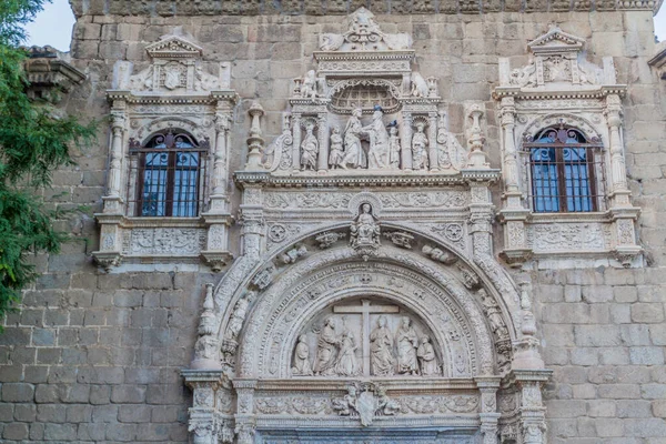 西班牙托莱多圣克鲁斯中世纪医院门廊的装饰 — 图库照片