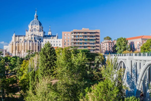 西班牙马德里的Senora Almudena大教堂和高楼大厦景观 — 图库照片