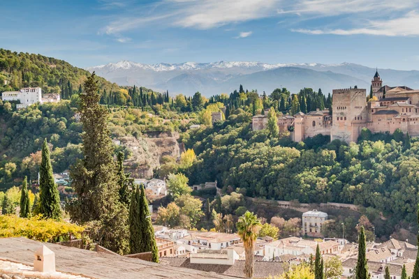 Palác Alhambra Granadě Španělsko Sierra Nevada Hory Viditelné — Stock fotografie