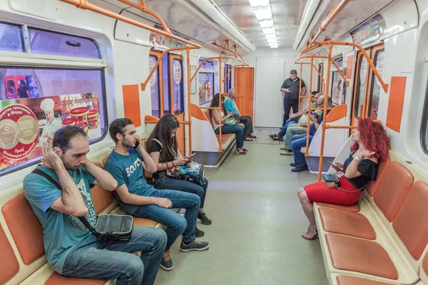 Yerevan Armenia Julho 2017 Pessoas Trem Metrô Erevan Capital Armênia — Fotografia de Stock