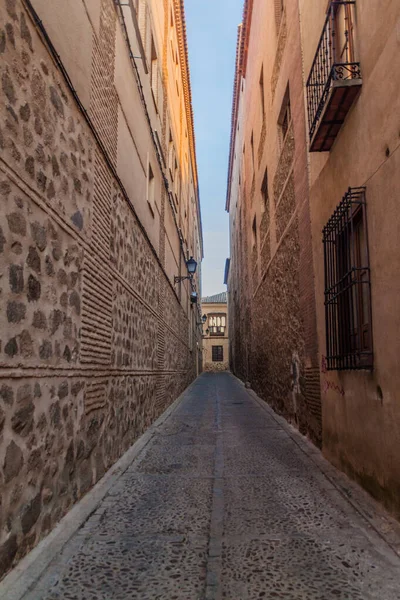 スペインのトレドの中心部にある狭い路地 — ストック写真
