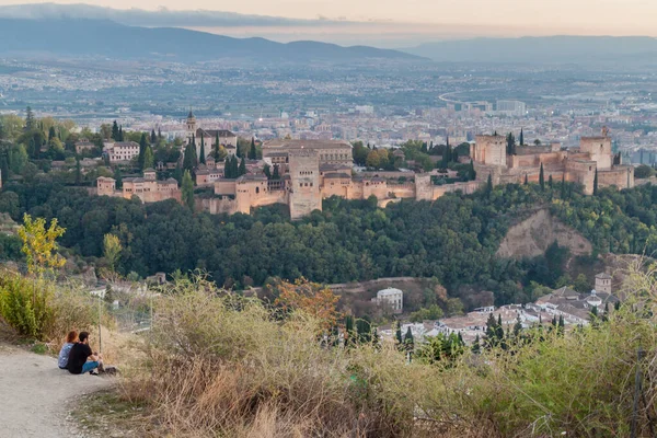 Granada Spagna Novembre 2017 Una Coppia Sta Guardando Alhambra Granada — Foto Stock