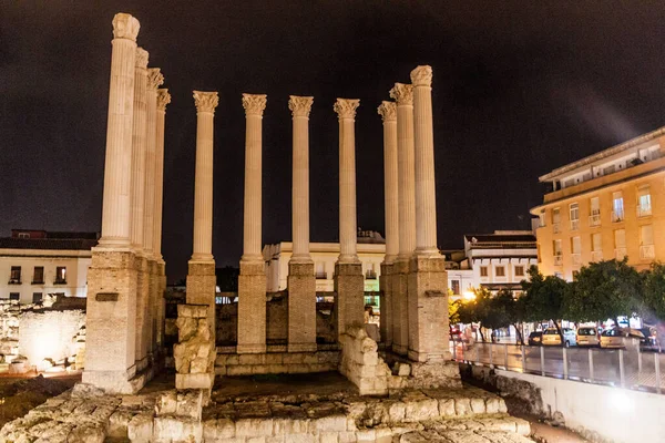 Kvällsutsikt Över Återstående Kolumnerna Det Romerska Templet Cordoba Spanien — Stockfoto
