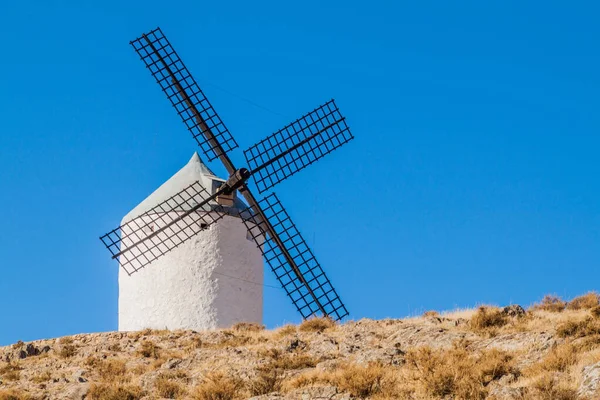 Ένας Από Τους Ανεμόμυλους Που Βρίσκεται Στο Χωριό Κονσουέγκρα Ισπανία — Φωτογραφία Αρχείου