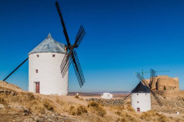 İspanya, Consuegra köyünde yel değirmenleri ve bir kale