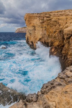 Dwejra Kayalıkları, Malta 'nın Gozo adasındaki çökmüş Azure Penceresinin yeri