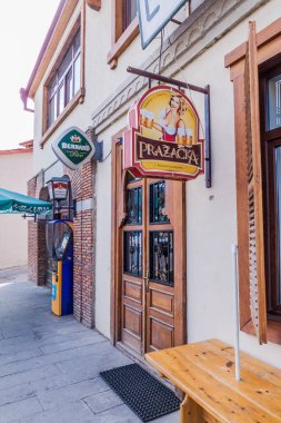 Akhaltsikhe, Gürcistan - 13 Temmuz 2017: Çek birası ikram eden restoran Bernard ve Prazacaka, Akhaltsikhe.