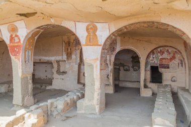 Davit Gareja, Gürcistan - 16 Temmuz 2017: Gürcistan 'daki Davit Gareja manastırı mağara yemekhanesi