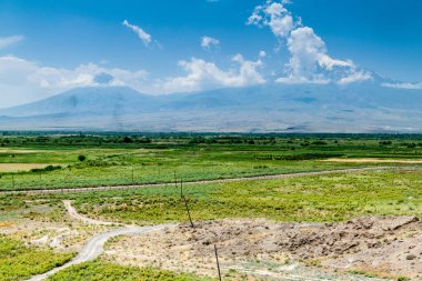 Ararat Dağı Ermenistan 'daki Khor Virap manastırından görüldüğü gibi