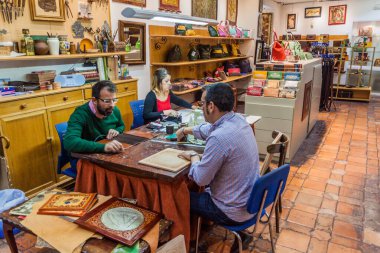 Cordoba, İspanya - 4 Kasım 2017: Cordoba, İspanya 'da Meryan deri atölyesi