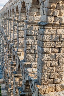 İspanya, Segovia 'daki Roma su kemeri manzarası