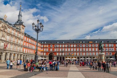 Madrid, İspanya - 22 Ekim 2017: Madrid 'de Plaza Mayor Meydanı' ndaki binalar.