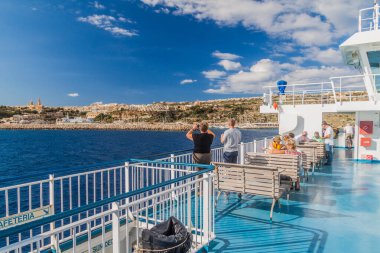 Mgarr, Malta - 10 Kasım 2017: Gozo adasındaki Mgarr 'dan Cirkewwa' ya giden feribotun güvertesi,