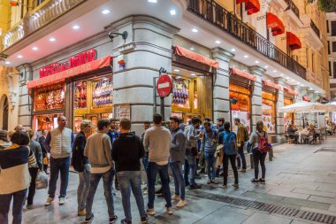 Madrid, İspanya - 21 Ekim 2017: Madrid 'deki Museo del Jamon (Ham Müzesi) önünde kalan insanlar.